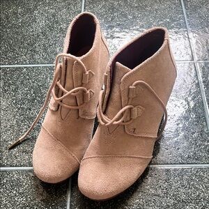 TOMS wedge ankle boots taupe
